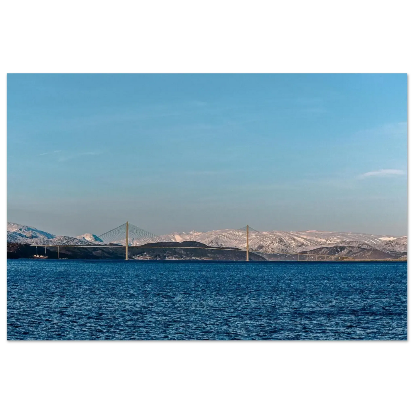 Helgelandsbrua – veggbilde med fjord, fjell og nordisk ro, vakkert landskap med bro og fjell i bakgrunnen.
