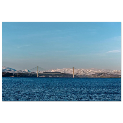 Helgelandsbrua – veggbilde med fjord, fjell og nordisk ro, vakkert landskap med bro og fjell i bakgrunnen.