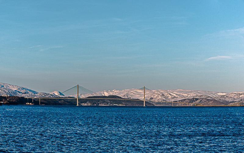 Helgelandsbrua – veggbilde med fjord, fjell og nordisk ro