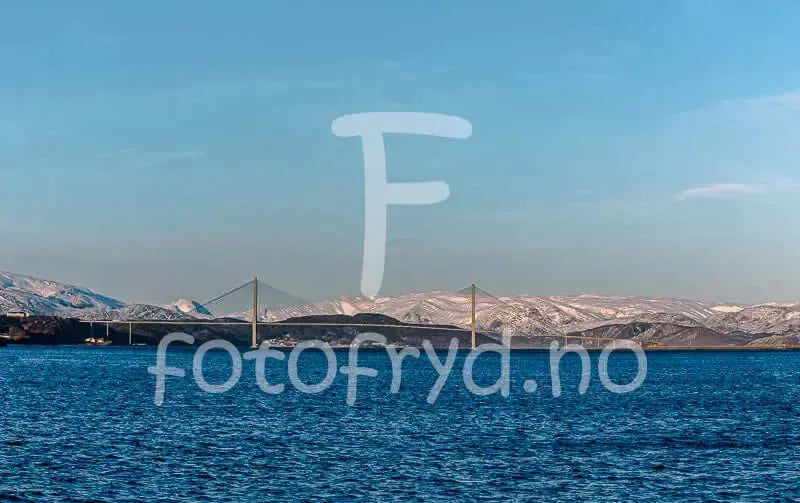 Helgelandsbrua – veggbilde med fjord, fjell og nordisk ro, vakkert landskap med bro og fjell i bakgrunnen.