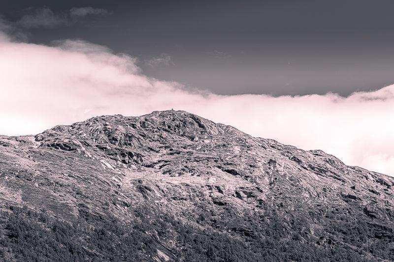 Hellerfjellet, rå teksturer og stemningsfullt lys av nordnorsk natur, veggbilde.