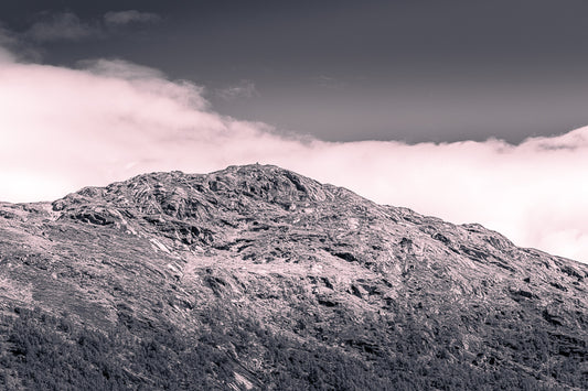 Hellerfjellet, rå teksturer og stemningsfullt lys av nordnorsk natur, veggbilde.