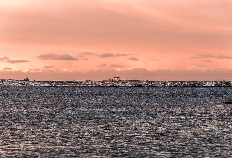Herøy i gyllent kveldslys, med stille hav og kystlandskap, et veggbilde som gir hjemmet nordnorsk sjarm.
