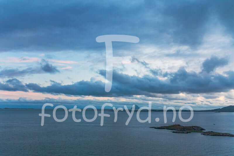 Nordnorsk kystlandskap – veggbilde med utsikt over hav og himmel