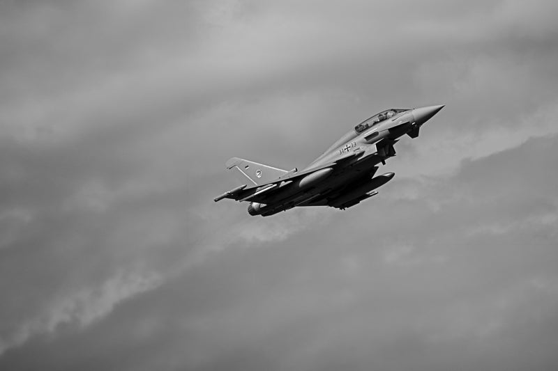 Jagerfly i sort-hvitt – kraftfull luftfartsfotokunst