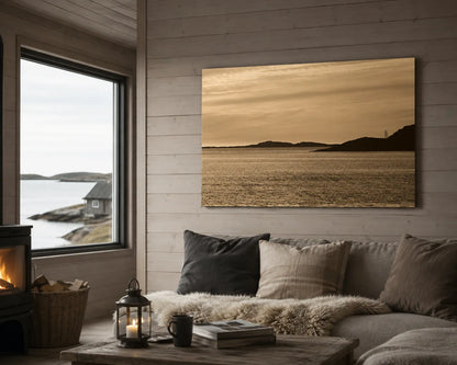 Kveldslys ved Tonnes – Helgeland. Veggbilde med rolig hav og gyldent kveldslys i stue.