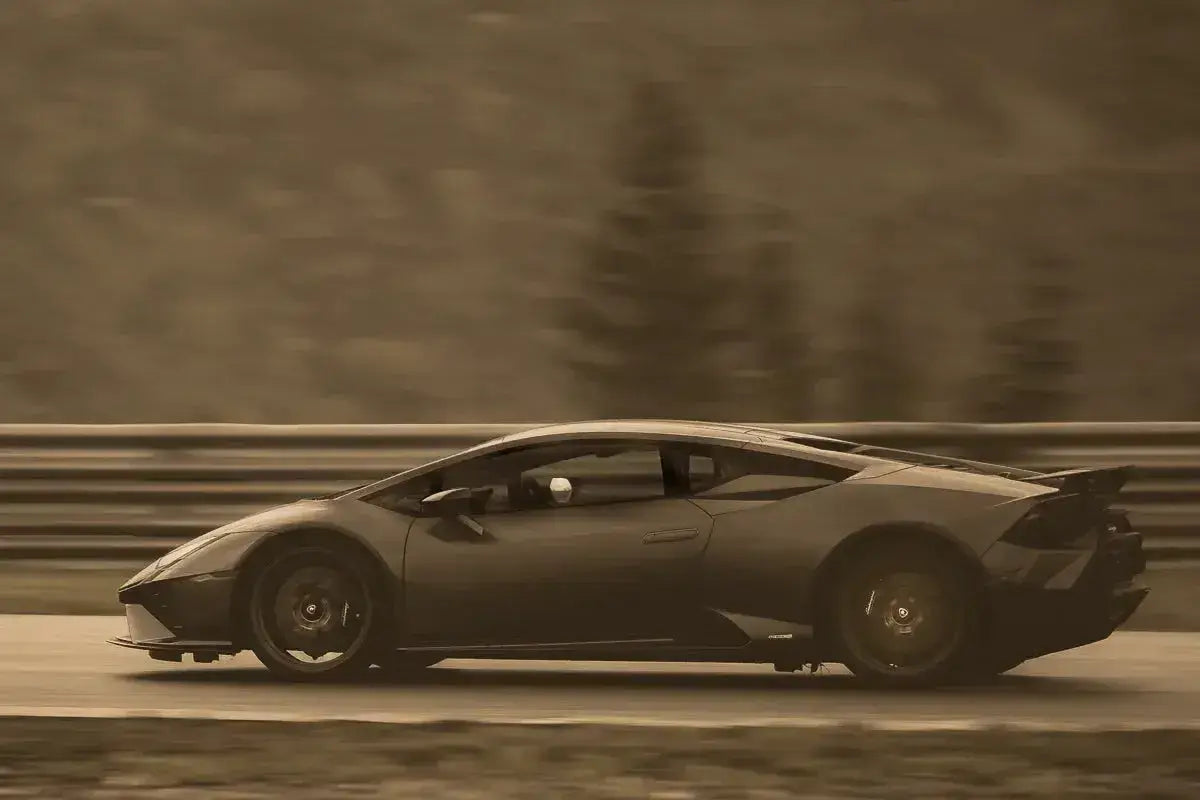 Lamborghini i fart – en sportsbil i høy fart med ikoniske linjer i sepia-toner.