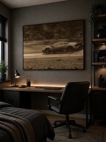 Lamborghini i regnvåt fart – stilfullt veggbilde av Lamborghini i høy fart på våt bane.