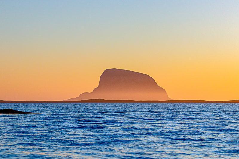 Lovund i solnedgang – veggbilde med hav og gyllent lys
