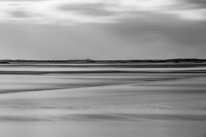 Minimalistisk interiør med grå kommode og kunstfoto – ro og stil til hjemmet