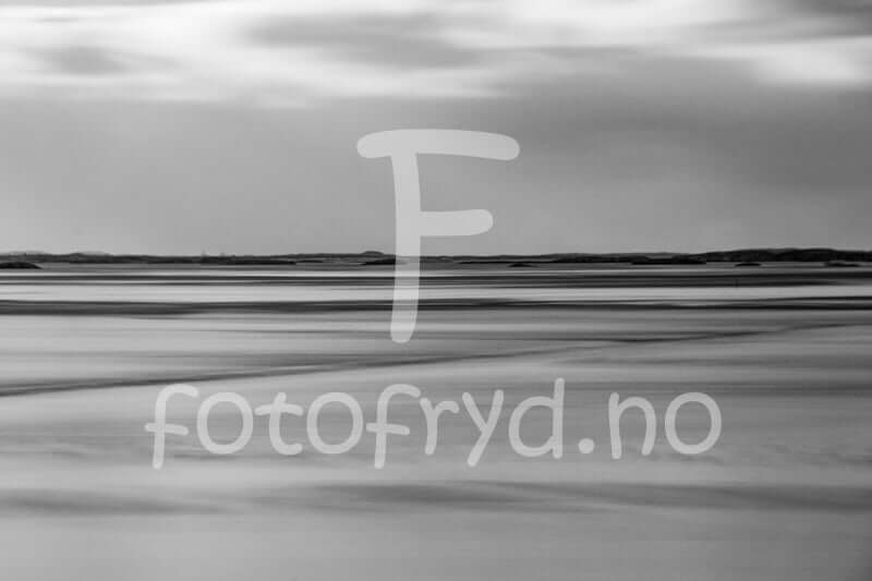 Minimalistisk interiør med grå kommode og kunstfoto