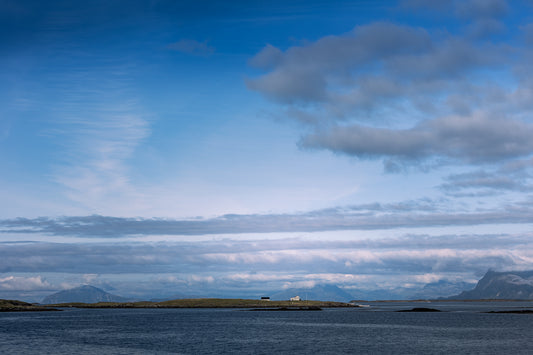 Stille kystlys ved Vadve med åpent hav og myke skyformasjoner, skaper en rolig og tidløs atmosfære.