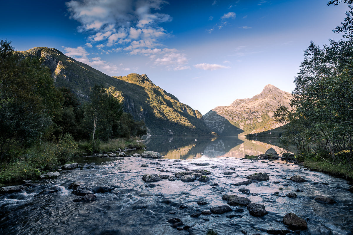 Silavannet – fjellro og speilblank natur på Helgeland med klart vann og mektige fjell i bakgrunnen.