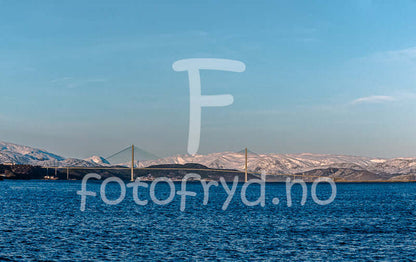 Helgelandsbrua – veggbilde med fjord, fjell og nordisk ro, vakkert landskap med bro og fjell i bakgrunnen.