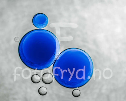 Dramatisk Moderne kunstplakat med blå bobler