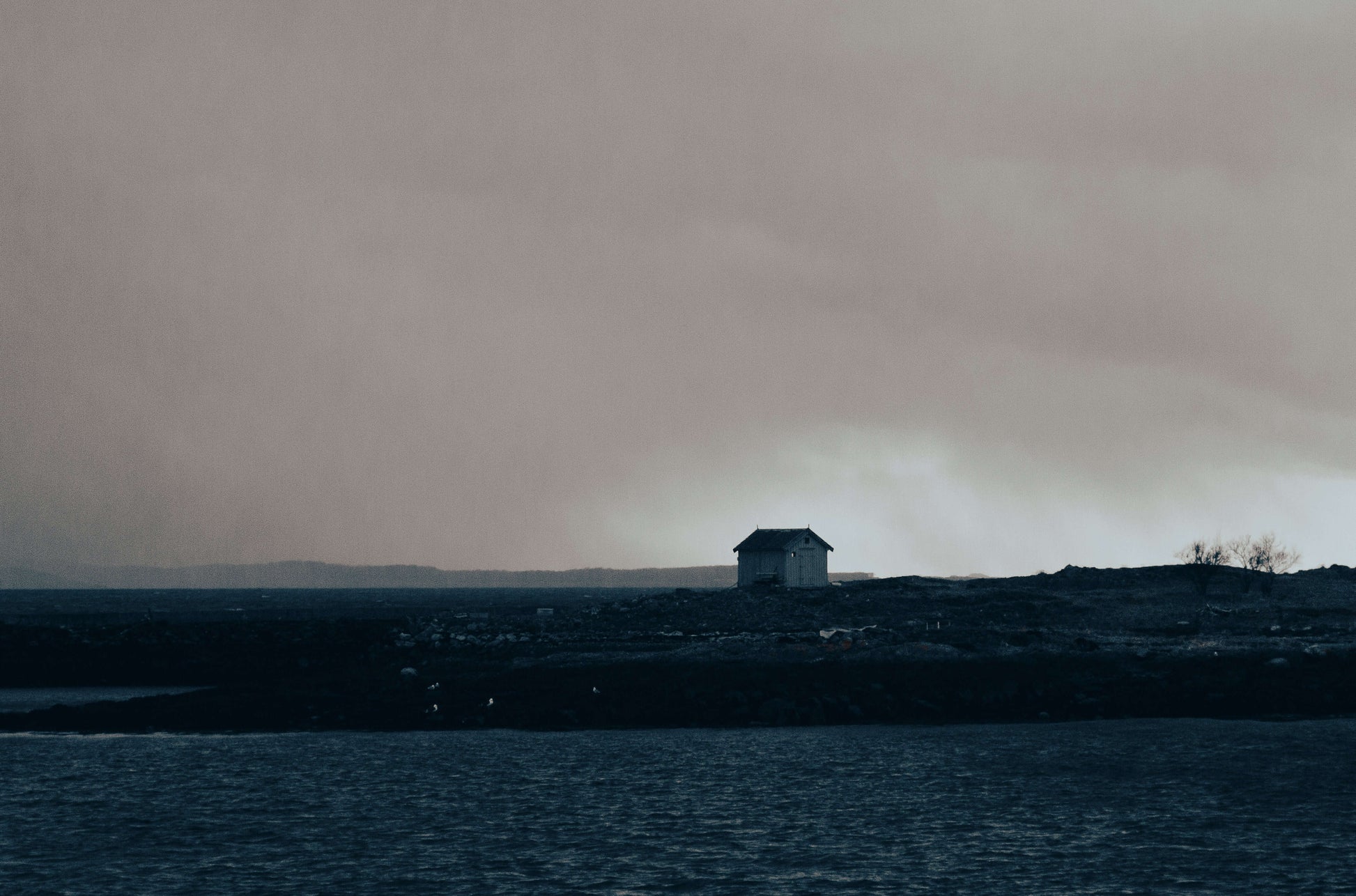 Ensom hytte – Mystisk kystlandskap