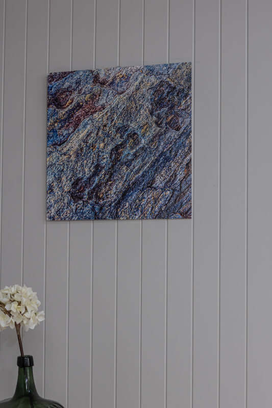 Naturens abstrakte kunst - eksklusivt veggbilde med blå og gull farger, perfekt for en kunstnerisk touch.