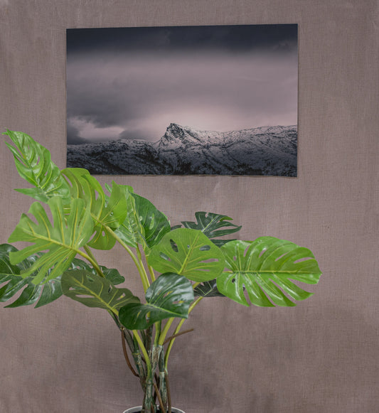 Mystisk Fjelltopp i Vinterskinn – Naturfotografi i Eksklusiv Kvalitet