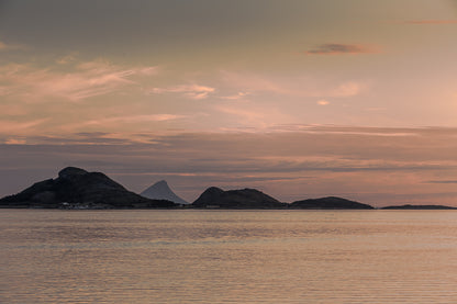 Kveldsro ved Tonnes, idyllisk havutsikt med mørke øyer i rosa og gyllent kveldlys.