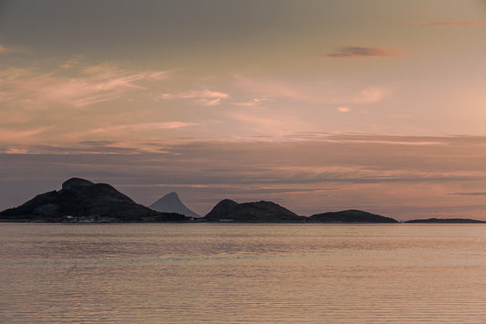 Kveldsro ved Tonnes, idyllisk havutsikt med mørke øyer i rosa og gyllent kveldlys.