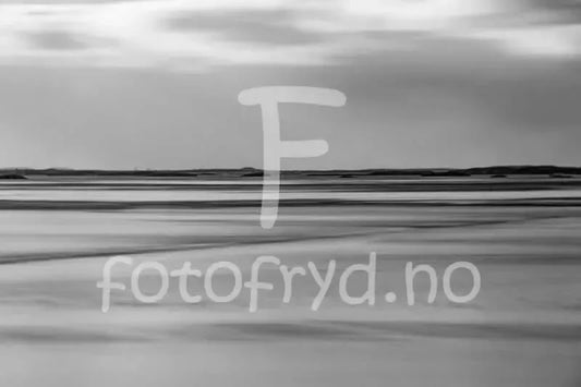 Minimalistisk interiør med grå kommode og kunstfoto – ro og stil til hjemmet