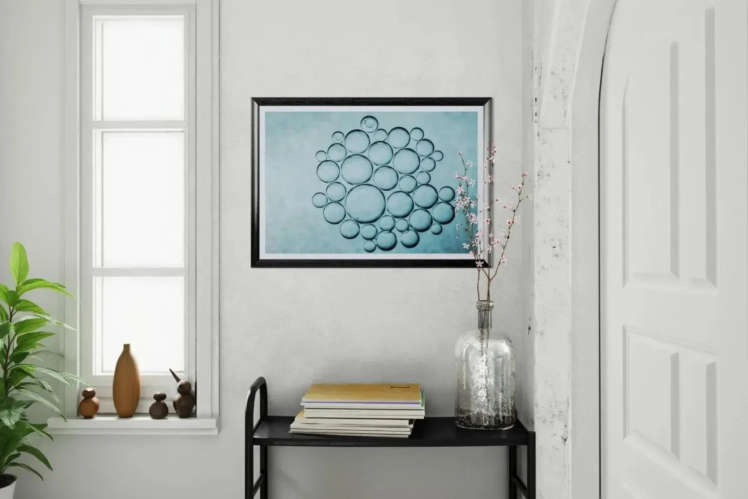 Minimalistisk interiør med kunst, blomster og bøker – inspirasjon til hjemmet