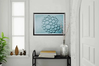 Minimalistisk interiør med kunst, blomster og bøker – inspirasjon til hjemmet