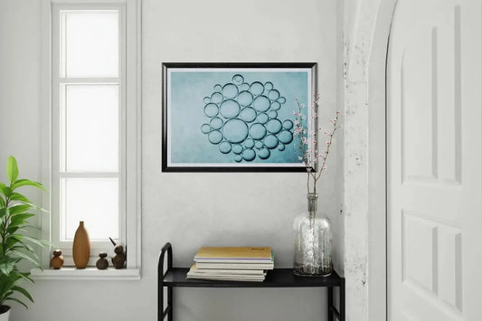 Minimalistisk interiør med kunst, blomster og bøker – inspirasjon til hjemmet