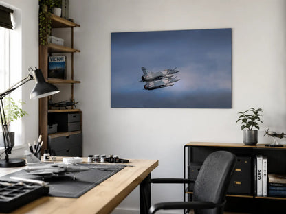 Mirage 2000 i formasjon på veggen i et moderne kontor med naturlig belysning.