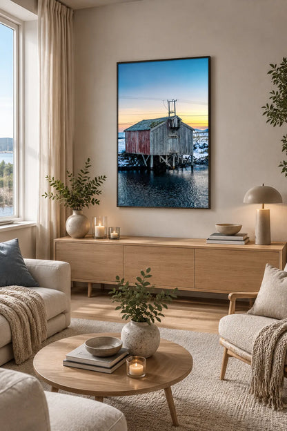 Naust i vinterlys – stemningsfullt veggbilde fra Herøy i en moderne stue med lys og naturelementer.