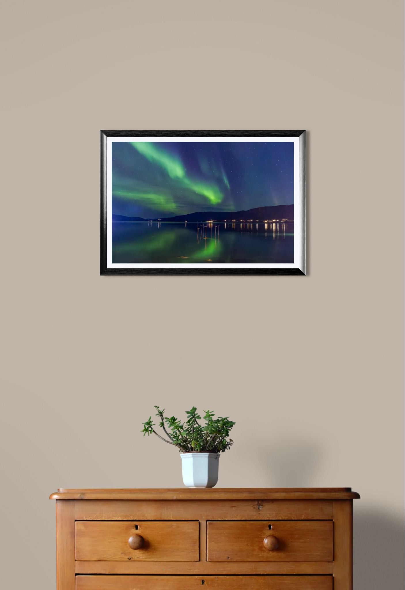 Nordlys over stille fjord – veggbilde