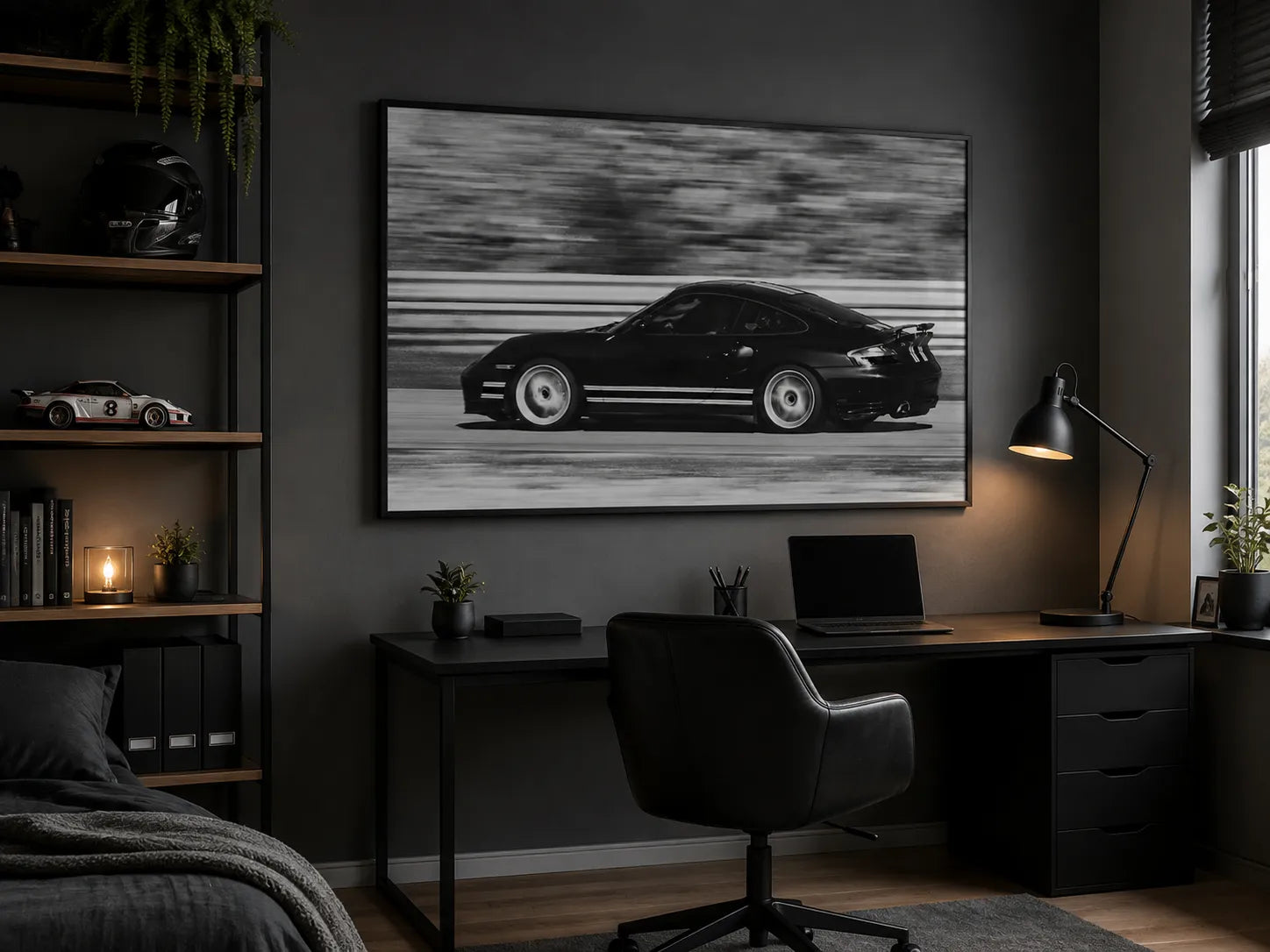 Porsche i fart – sort-hvitt veggbilde av en Porsche med rå kjøreglede i moderne kontorinteriør.