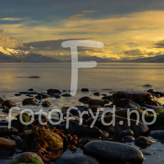 Ranfjorden  et fotografi som gir arbeidsplassen et pust fra naturen.