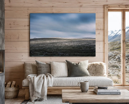 Saltfjellet veggbilde av åpent høyfjellslandskap med blå himmel i stueinteriør.