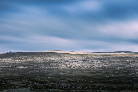 Saltfjellet – åpent høyfjellslandskap under myk, blå himmel.