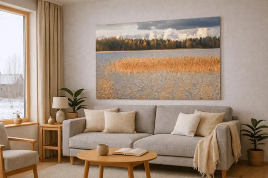 Siv ved Nydalasjön veggbilde med gyldne strå og stille vann i en koselig stue.