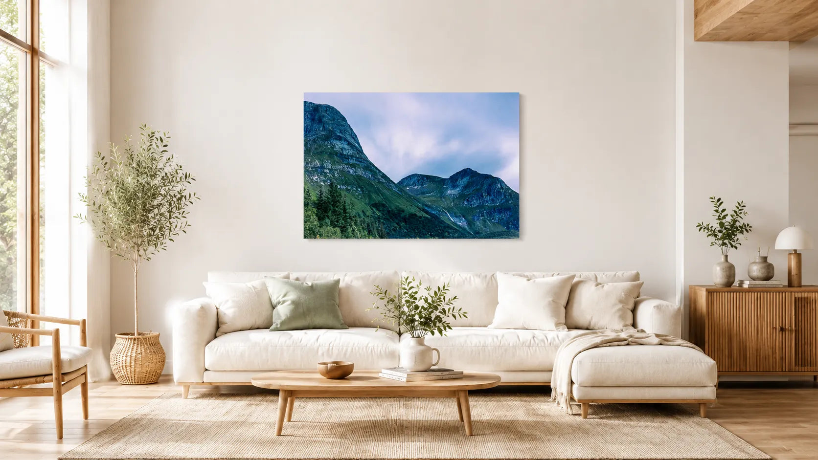 Strandtindene veggbilde i stue med majestetiske fjellmotiv fra Helgeland, skaper nordnorsk atmosfære.