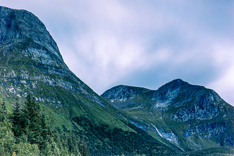 Strandtindene fjellmotiv fra Helgeland med bratte fjellsider og imponerende landskap.