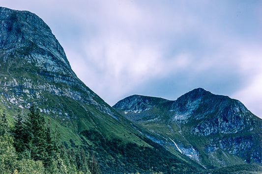 Strandtindene fjellmotiv fra Helgeland med bratte fjellsider og imponerende landskap.