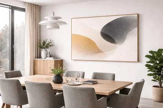 Tidløs Balanse – Abstrakt akustikkplate i grått og oker henger over et moderne spisebord i en lys stue.