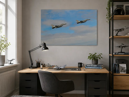 To jagerfly i formasjon mot blå himmel i moderne kontorinnredning.