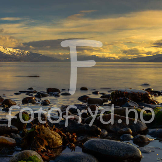 Ranfjorden  et fotografi som gir arbeidsplassen et pust fra naturen.