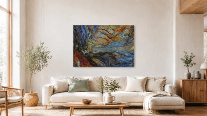 Urkraft veggbilde i moderne stue med blåtoner, gule og oransje nyanser, inspirert av naturens abstrakte kunst.