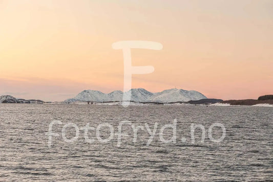 Vegafjellan i vinterlys – utsikt fra Herøy på Helgelandskysten