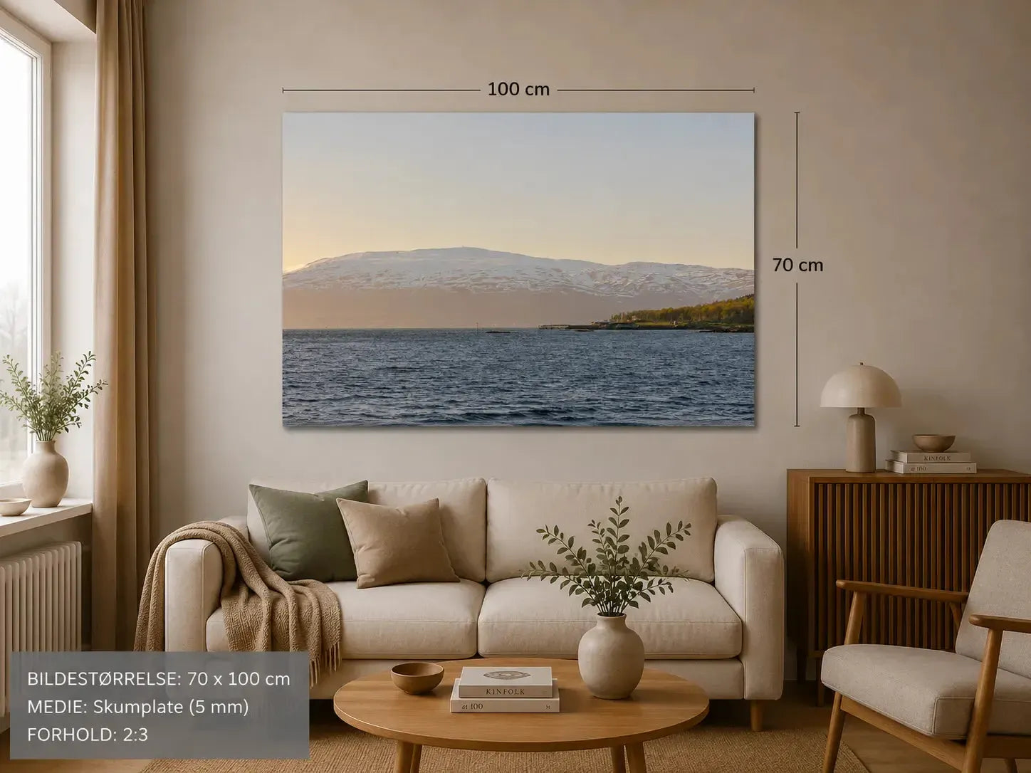 Vinterlys: Tromsø landskap med snødekte fjell og hav, perfekt veggbilde for et nordisk hjem.