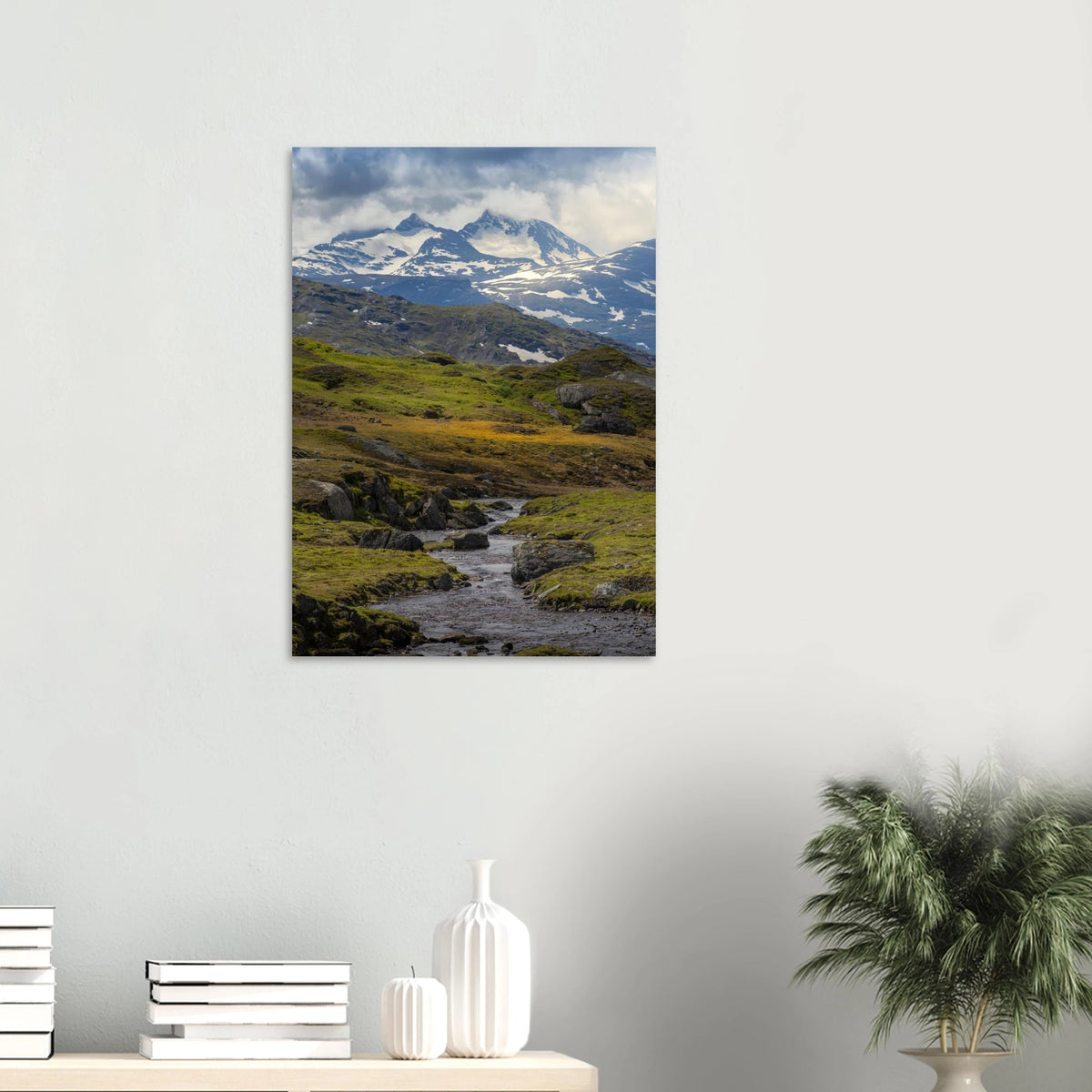 Lappfjellbekken veggbilde med snødekte topper og fjellbekk i nordisk landskap
