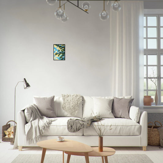 Julegran digitalt motiv i stue med hvit sofa og moderne interiør, komplett med sort ramme.