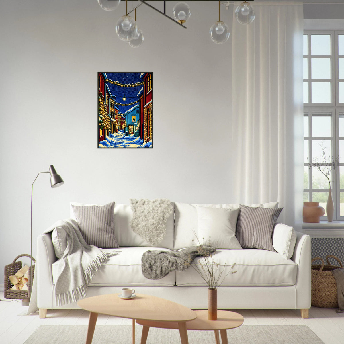 Jul motiv i sjøgato med julestrømbelysning på veggen over en moderne sofa i stue.