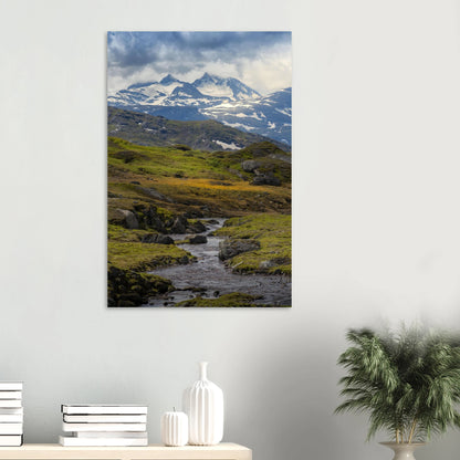 Lappfjellbekken med snødekte topper og fjellbekk i åpent høyfjellslandskap.