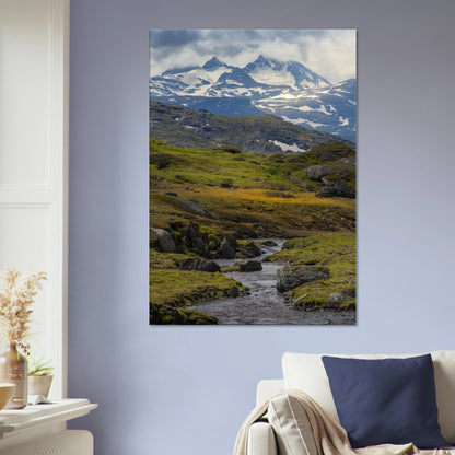 Lappfjellbekken med snødekte topper og fjellbekk i nordisk høyfjellslandskap